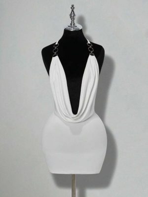 Vestido mini con escoge pronuncia y espalda descubierta con accesorios de cadena