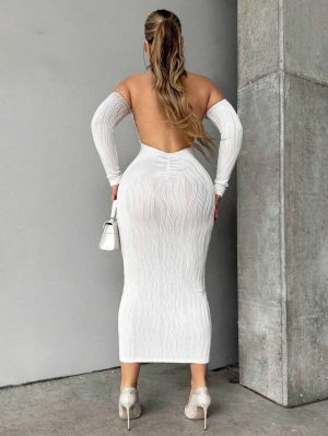 Vestido ajustado con hombros y espalda descubierta