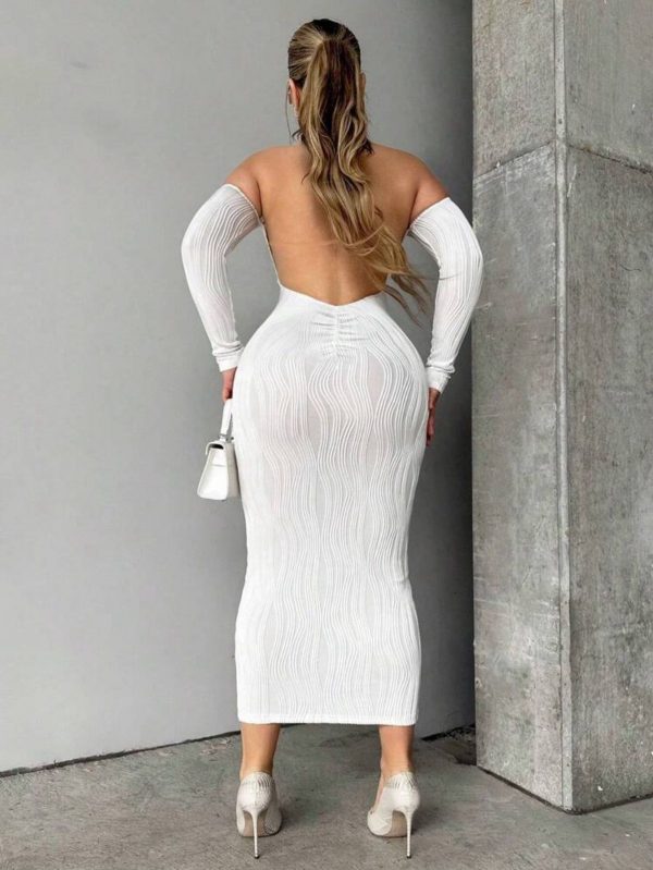 Vestido ajustado con hombros y espalda descubierta